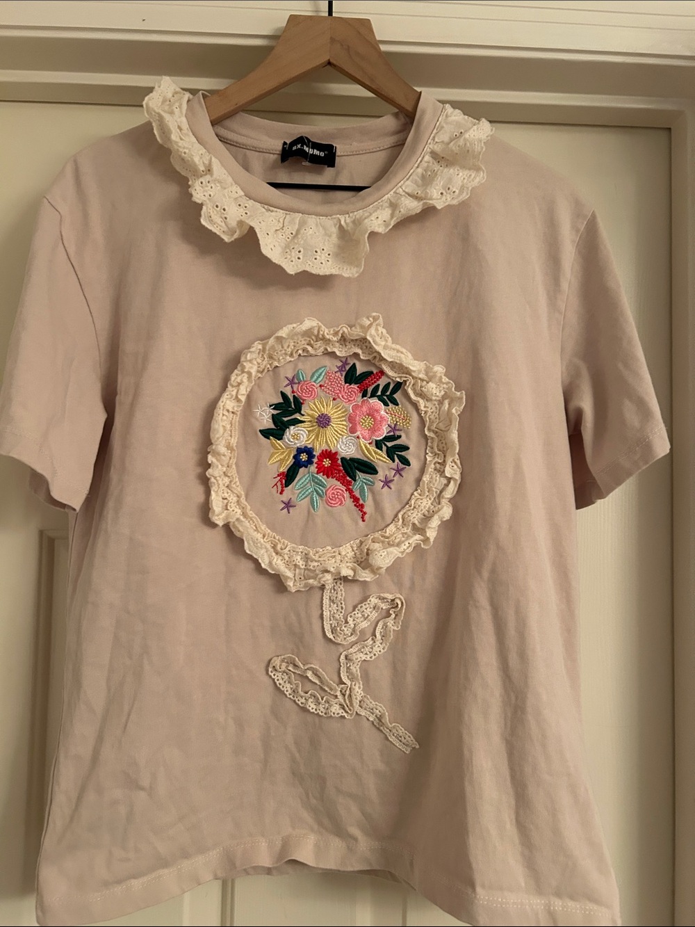 BX. Mono embroidered lace top